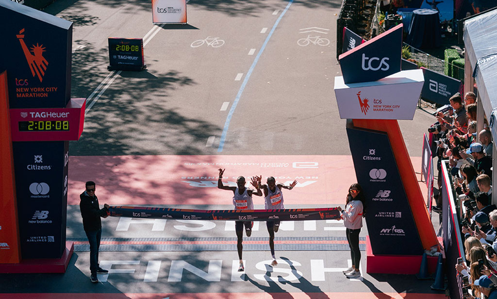 Benson Kipruto y Alex Mutiso llegando a la meta del Maratón de Nueva York 2025