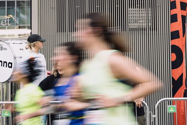 Dos mujeres corriendo con efecto distorsionado