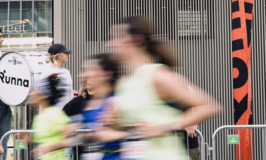 Dos mujeres corriendo con efecto distorsionado
