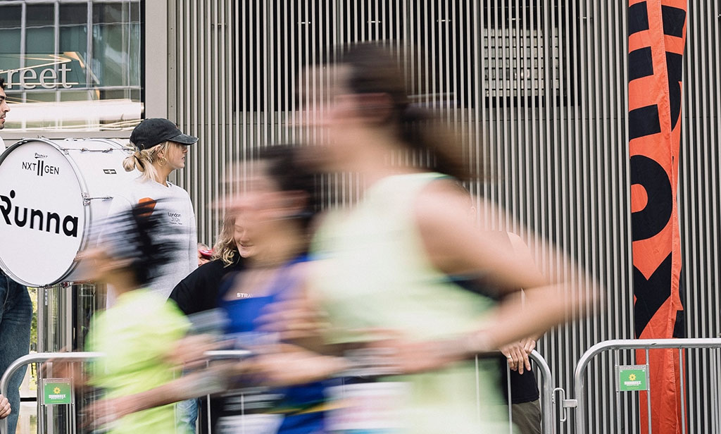 Dos mujeres corriendo con efecto distorsionado