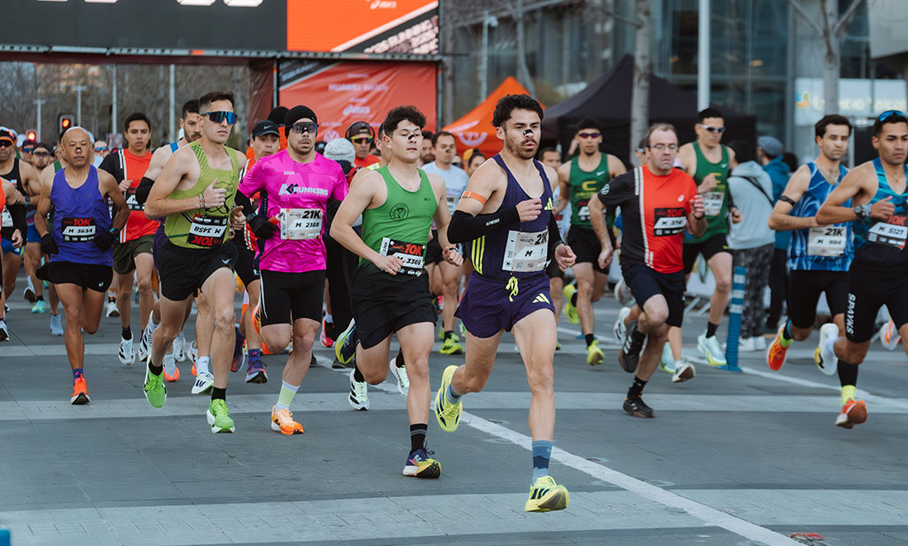 Corredores en la largada de STGO21K
