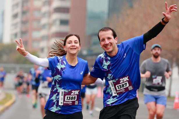 Pareja de corredores en STGO21K