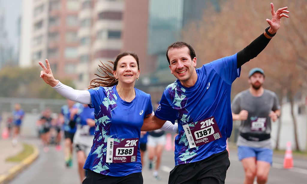 Pareja de corredores en STGO21K