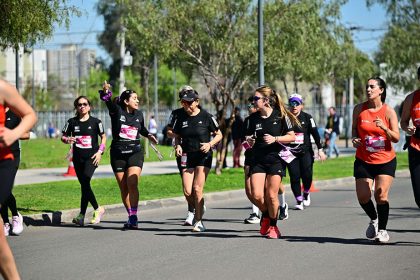 Corredoras de 261 Fearless Club Chile durante el Medio Maratón de Santiago 2026