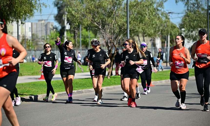Corredoras de 261 Fearless Club Chile durante el Medio Maratón de Santiago 2026