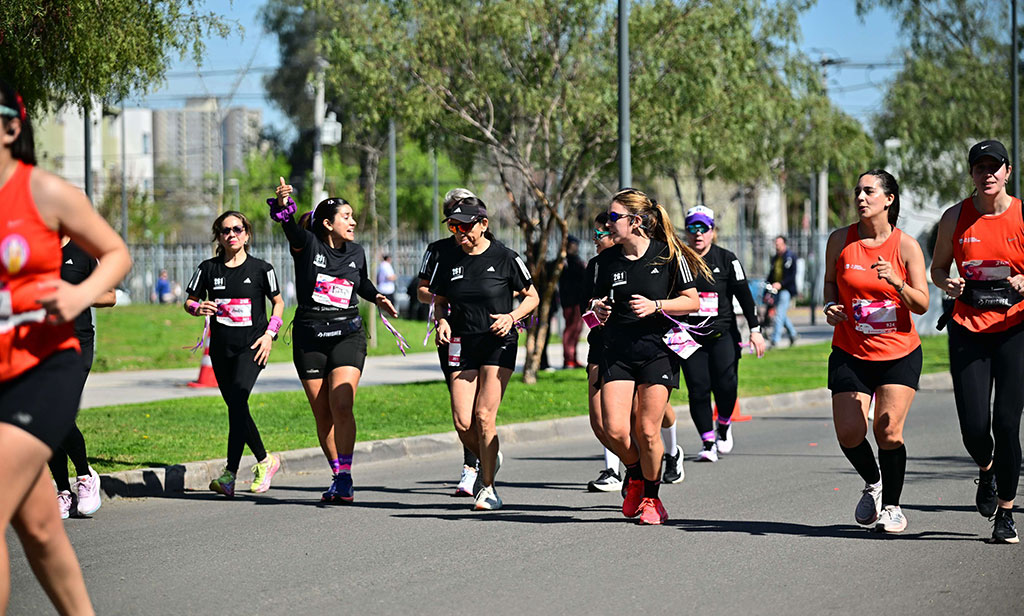 Corredoras de 261 Fearless Club Chile durante el Medio Maratón de Santiago 2026