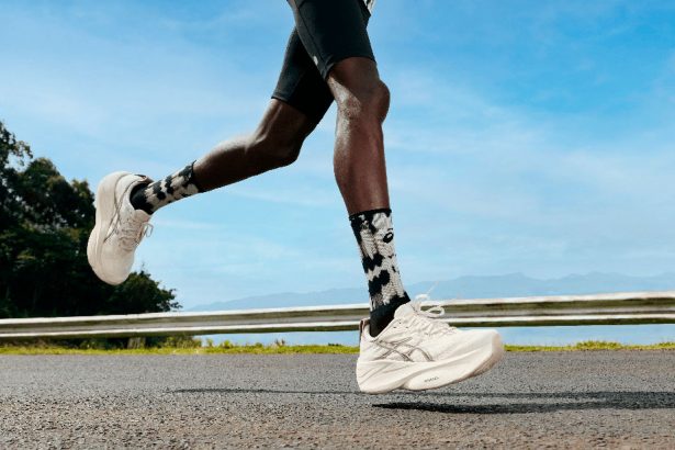 Pies de un corredor usando las ASICS GEL-SLOWCUSH