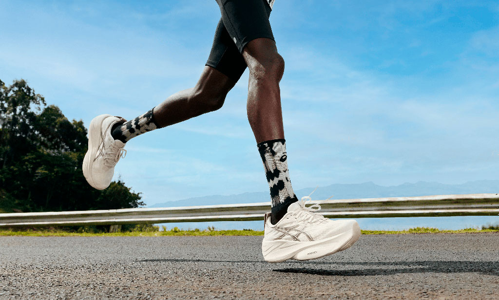 Pies de un corredor usando las ASICS GEL-SLOWCUSH