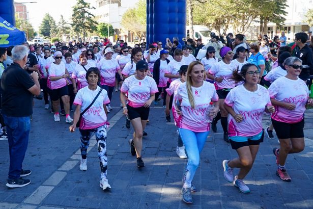 Mujeres en la largada de la Corrida Mes Rosa en Zapala