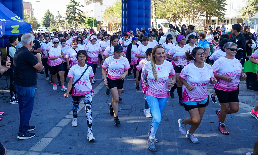 Mujeres en la largada de la Corrida Mes Rosa en Zapala