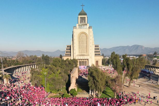 Vista aérea del Templo Votivo de Maipú con corredores de la Corrida Familiar de Maipú 2026