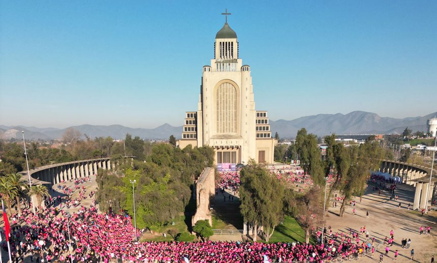 Vista aérea del Templo Votivo de Maipú con corredores de la Corrida Familiar de Maipú 2026