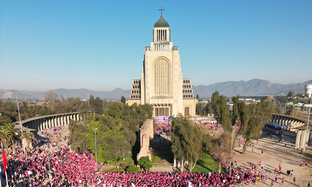 Vista aérea del Templo Votivo de Maipú con corredores de la Corrida Familiar de Maipú 2026