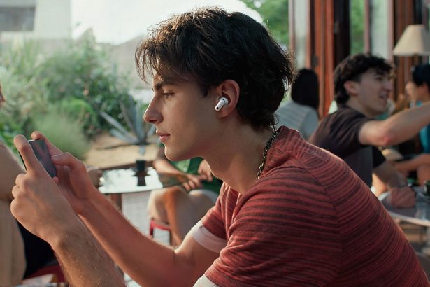Muchacho jugando un videojuego en su celular con los HUAWEI FreeBuds Neo