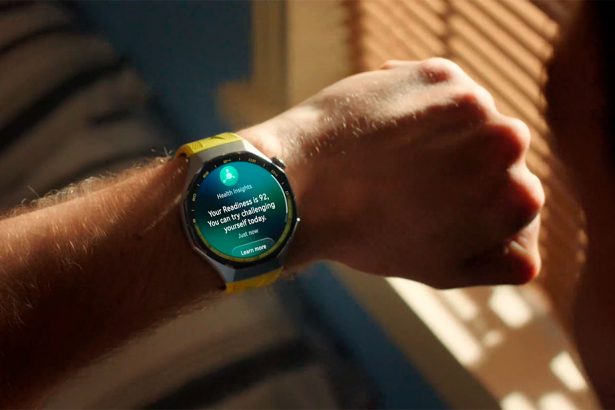 Persona mirando su HUAWEI WATCH GT 7 Pro