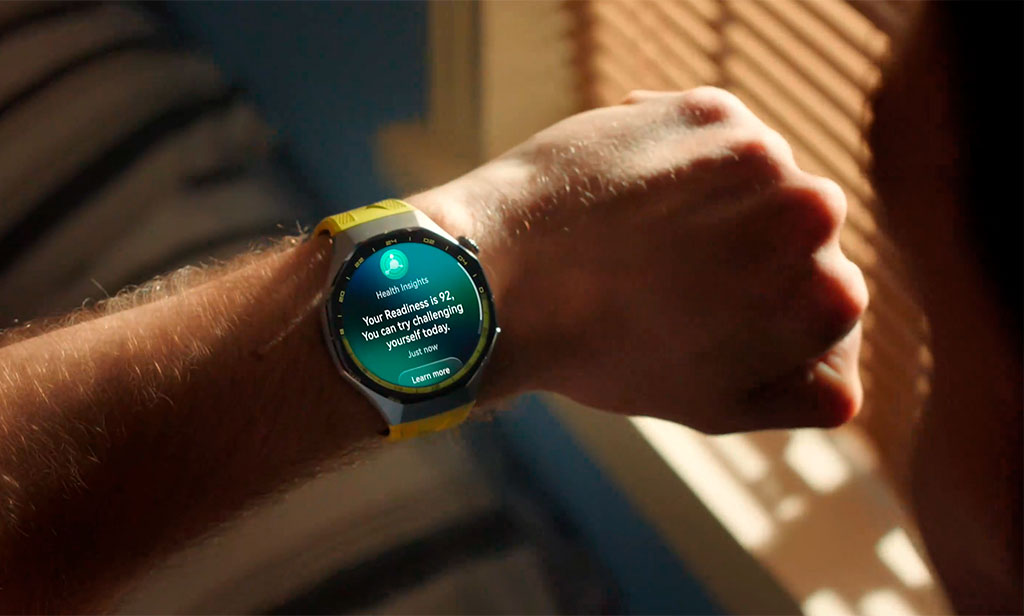 Persona mirando su HUAWEI WATCH GT 7 Pro