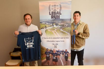 Organizadores de Legal Run posando con la medalla y polera de la carrera.