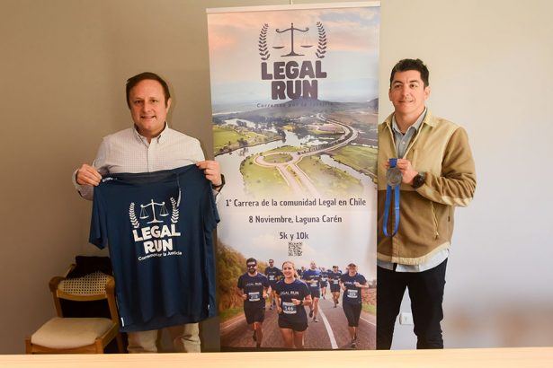 Organizadores de Legal Run posando con la medalla y polera de la carrera.