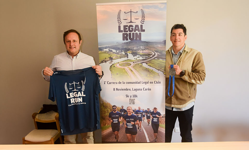 Organizadores de Legal Run posando con la medalla y polera de la carrera.
