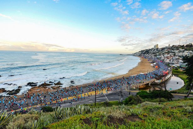 Vista aérea de corredores a pocos metros de la largada del Maratón de Viña