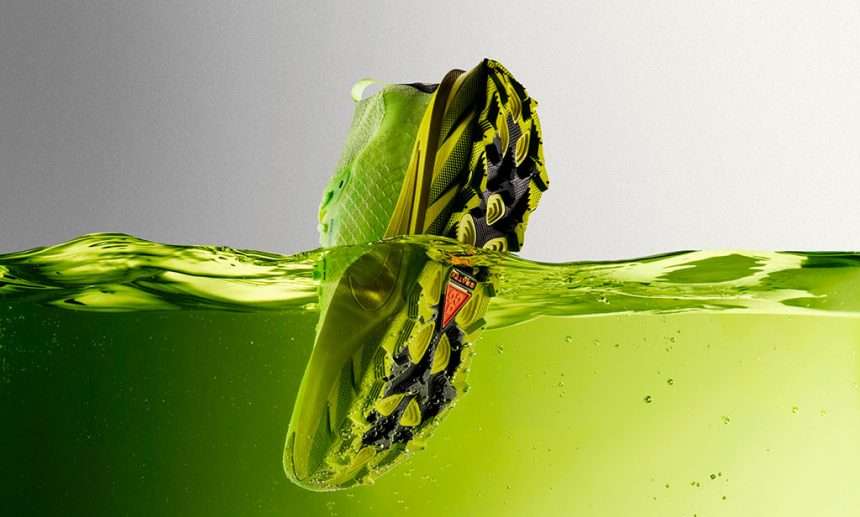 Las zapatillas Nike ACG Picklejus entrando en un líquido amarillo