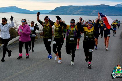 Corredores en la ruta del Patagonian International Marathon