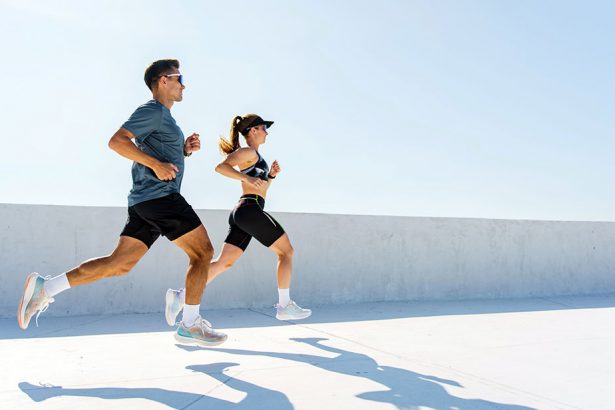 Pareja de corredores en un día soleado