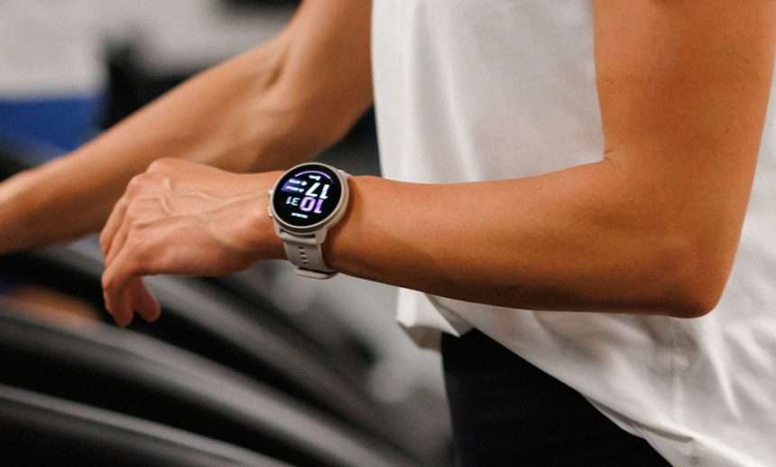 Corredor en una trotadora usando el Suunto Run 2