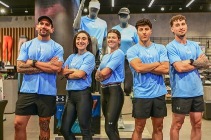 Modelos mostrando la polera Under Armour oficial del Itaú Maratón de Viña 2026