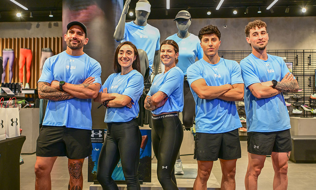 Modelos mostrando la polera Under Armour oficial del Itaú Maratón de Viña 2026