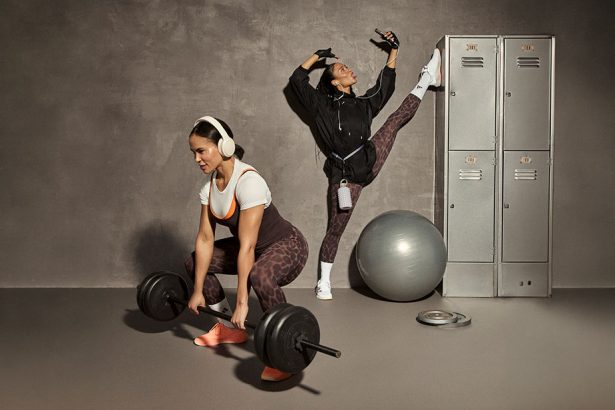 Santiago Training Fest: Dos mujeres ejercitándose