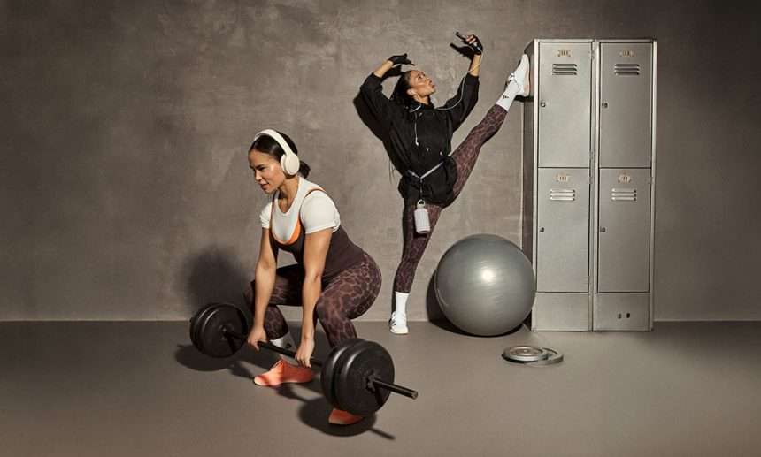 Santiago Training Fest: Dos mujeres ejercitándose