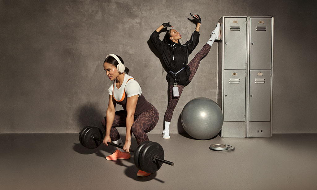 Santiago Training Fest: Dos mujeres ejercitándose