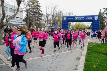 Corredoras en la largada de la Carrera Rosa Zapala
