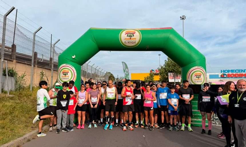 Participantes en la largada de la Corrida Familiar Contra el Cáncer de Mama El Bosque 2026