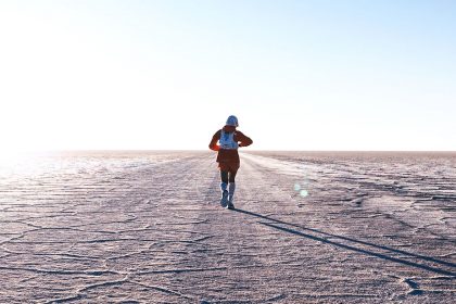 Fernanda Maciel corriendo por el Salar de Uyuni durante su intento de establecer un récord de travesía, en Uyuni, Bolivia, el 28 de septiembre de 2026.
