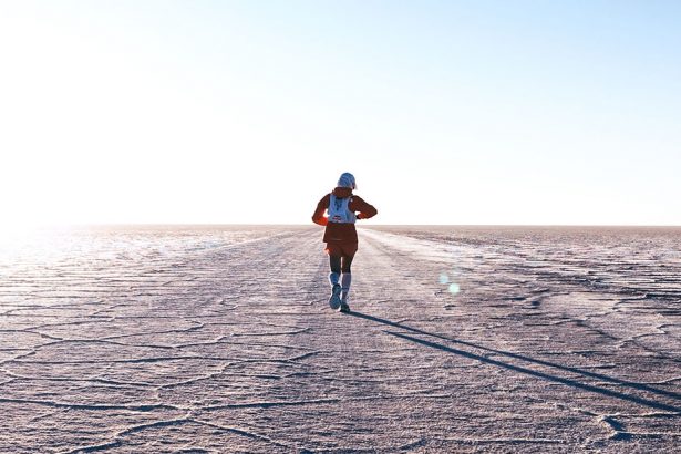 Fernanda Maciel corriendo por el Salar de Uyuni durante su intento de establecer un récord de travesía, en Uyuni, Bolivia, el 28 de septiembre de 2026.