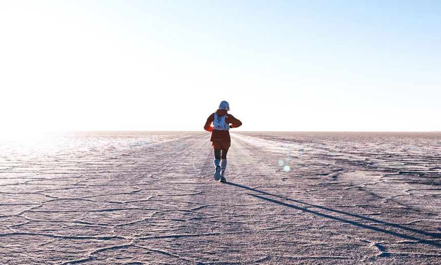 Fernanda Maciel corriendo por el Salar de Uyuni durante su intento de establecer un récord de travesía, en Uyuni, Bolivia, el 28 de septiembre de 2026.