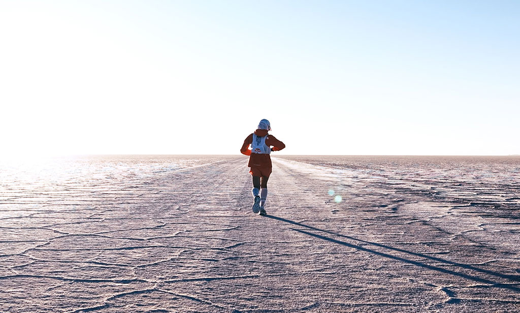 Fernanda Maciel corriendo por el Salar de Uyuni durante su intento de establecer un récord de travesía, en Uyuni, Bolivia, el 28 de septiembre de 2026.