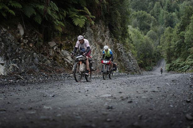 Dos ciclistas enfrentando una subida en la ruta de Final Frontier Patagonia