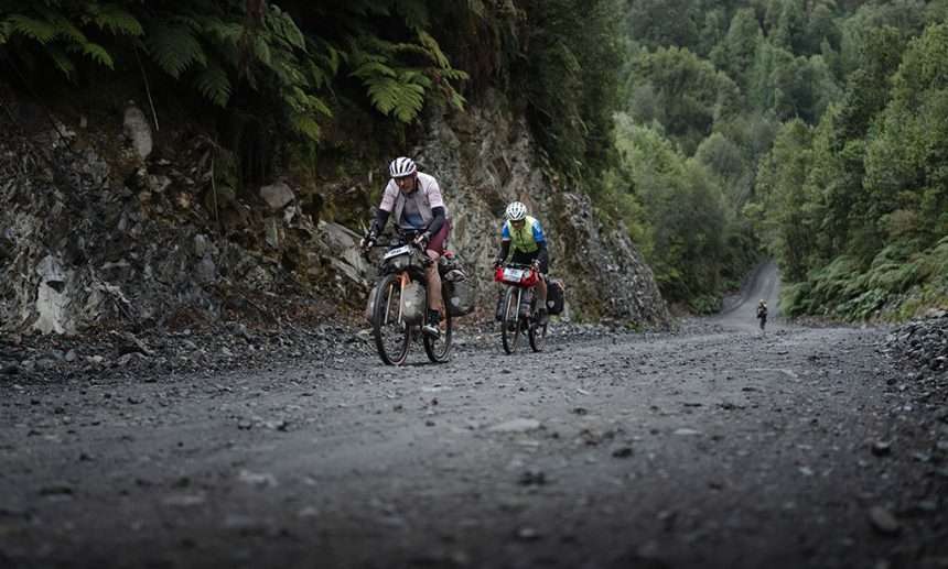 Dos ciclistas enfrentando una subida en la ruta de Final Frontier Patagonia