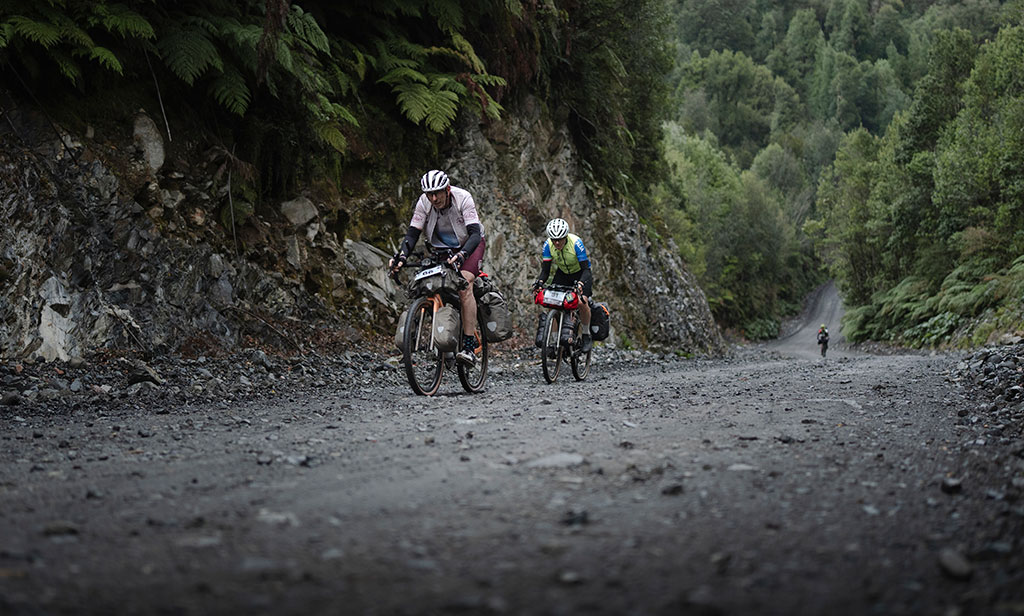 Dos ciclistas enfrentando una subida en la ruta de Final Frontier Patagonia