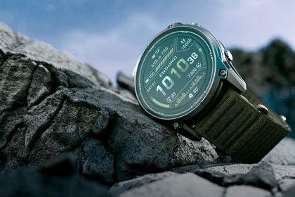 El Garmin Enduro 4 sobre unas rocas