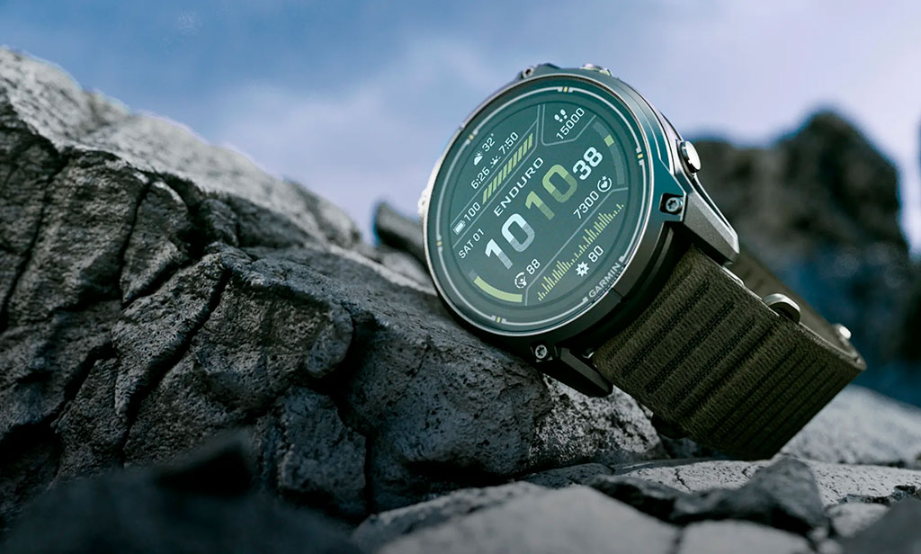 El Garmin Enduro 4 sobre unas rocas