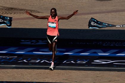 Peres Jepchirchir llegando a la meta del Maratón de Sídney