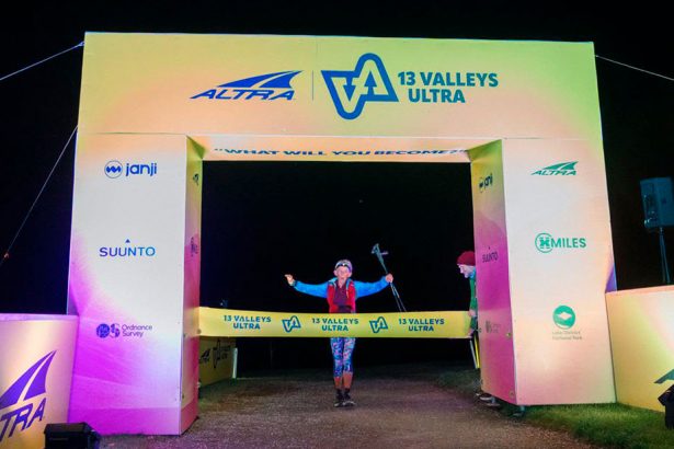 Karen Nash en la meta de la 13 Valleys Ultra