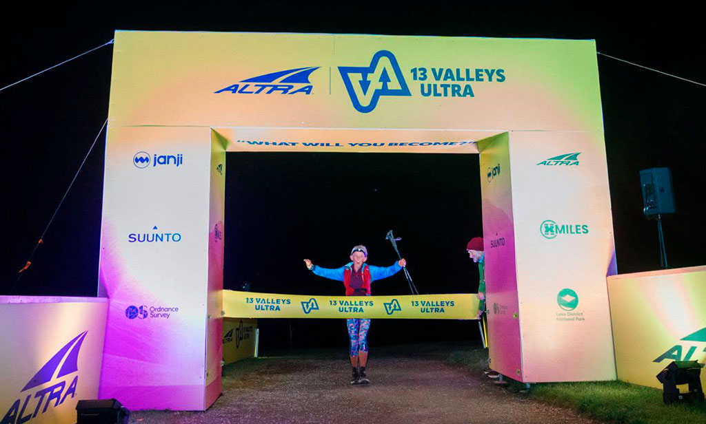 Karen Nash en la meta de la 13 Valleys Ultra