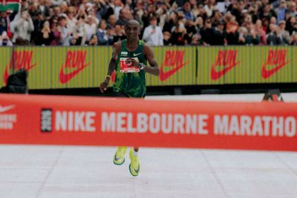 Eliud Kipchoge llegando a la meta del Maratón de Melbourne 2026
