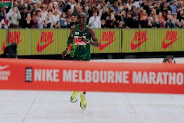 Eliud Kipchoge llegando a la meta del Maratón de Melbourne 2026