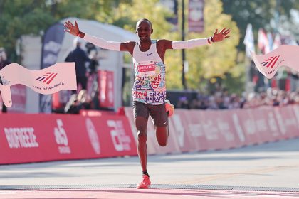 Kiplimo cruzando la meta del Maratón de Chicago 2025